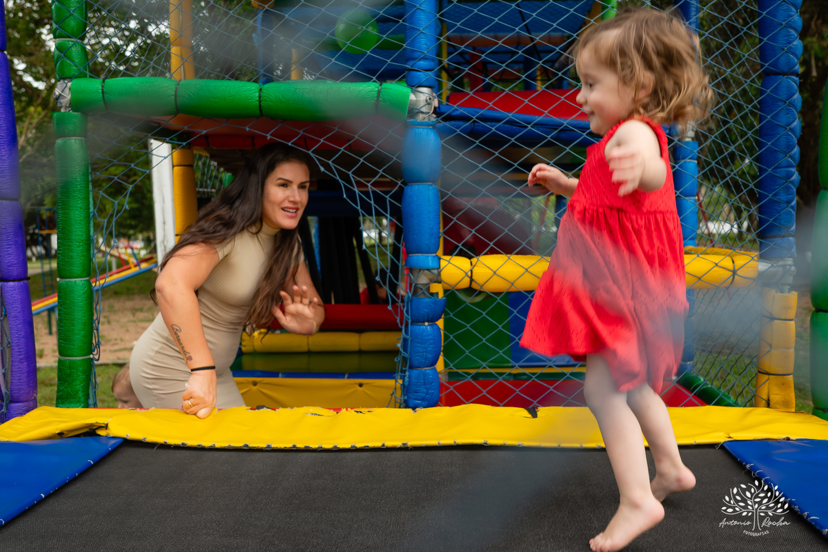 festa infantil - aniversário de 2 anos - Antonela - fotografia de aniversário - Bernardo - corte do bolo - parabéns - curiosidade infantil - celebração especial - Antonio Rocha Fotografias - Renata Dalbann - fotografia profissional - Pelotas - Caça  Pesca