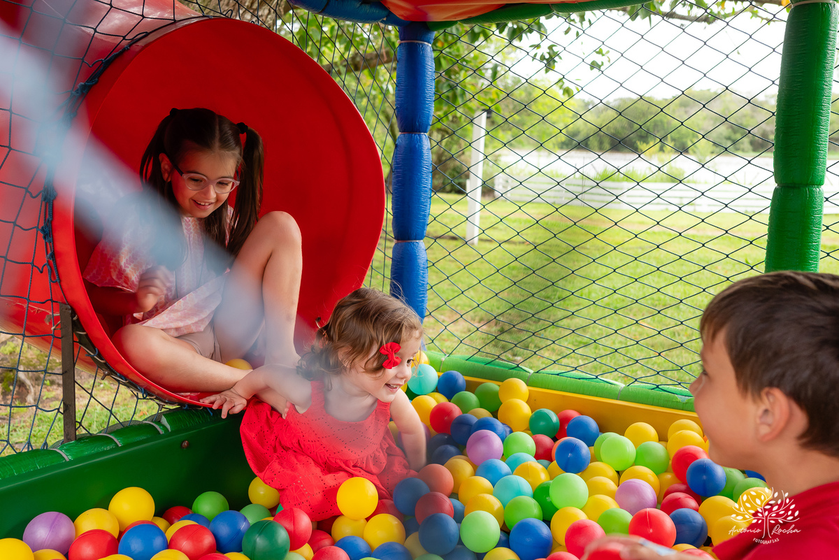 festa infantil - aniversário de 2 anos - Antonela - fotografia de aniversário - Bernardo - corte do bolo - parabéns - curiosidade infantil - celebração especial - Antonio Rocha Fotografias - Renata Dalbann - fotografia profissional - Pelotas - Caça  Pesca