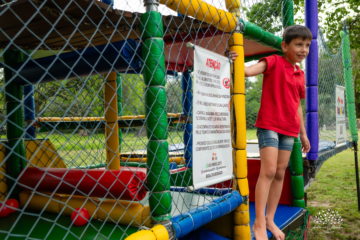 festa infantil - aniversário de 2 anos - Antonela - fotografia de aniversário - Bernardo - corte do bolo - parabéns - curiosidade infantil - celebração especial - Antonio Rocha Fotografias - Renata Dalbann - fotografia profissional - Pelotas - Caça  Pesca