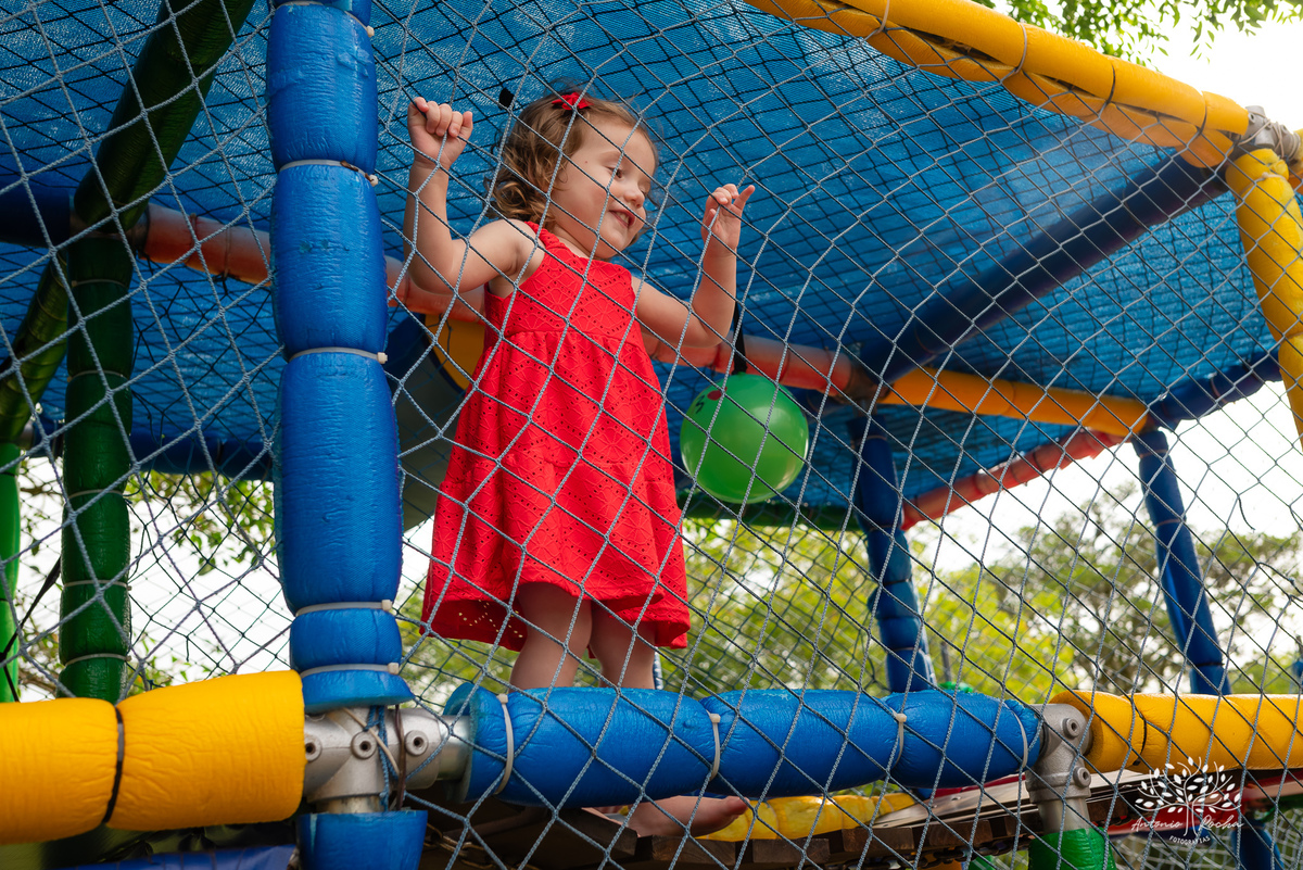 festa infantil - aniversário de 2 anos - Antonela - fotografia de aniversário - Bernardo - corte do bolo - parabéns - curiosidade infantil - celebração especial - Antonio Rocha Fotografias - Renata Dalbann - fotografia profissional - Pelotas - Caça  Pesca