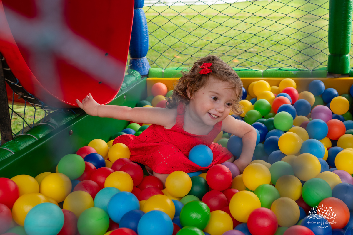 festa infantil - aniversário de 2 anos - Antonela - fotografia de aniversário - Bernardo - corte do bolo - parabéns - curiosidade infantil - celebração especial - Antonio Rocha Fotografias - Renata Dalbann - fotografia profissional - Pelotas - Caça  Pesca