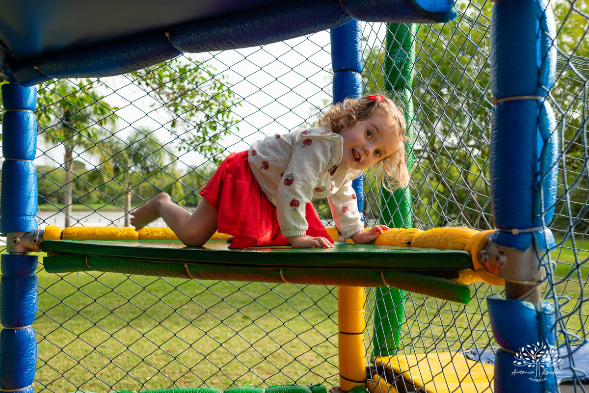 festa infantil - aniversário de 2 anos - Antonela - fotografia de aniversário - Bernardo - corte do bolo - parabéns - curiosidade infantil - celebração especial - Antonio Rocha Fotografias - Renata Dalbann - fotografia profissional - Pelotas - Caça  Pesca