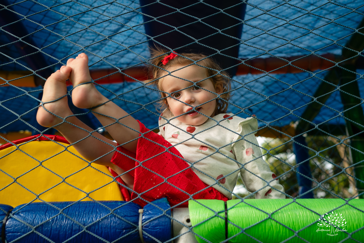festa infantil - aniversário de 2 anos - Antonela - fotografia de aniversário - Bernardo - corte do bolo - parabéns - curiosidade infantil - celebração especial - Antonio Rocha Fotografias - Renata Dalbann - fotografia profissional - Pelotas - Caça  Pesca
