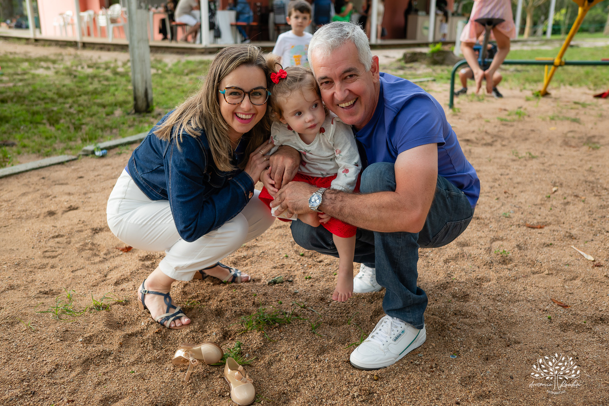 festa infantil - aniversário de 2 anos - Antonela - fotografia de aniversário - Bernardo - corte do bolo - parabéns - curiosidade infantil - celebração especial - Antonio Rocha Fotografias - Renata Dalbann - fotografia profissional - Pelotas - Caça  Pesca