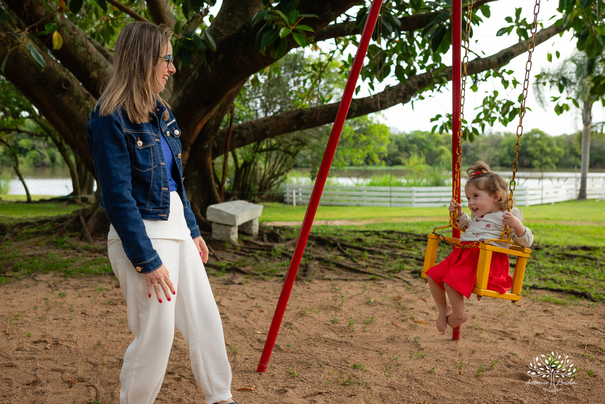 festa infantil - aniversário de 2 anos - Antonela - fotografia de aniversário - Bernardo - corte do bolo - parabéns - curiosidade infantil - celebração especial - Antonio Rocha Fotografias - Renata Dalbann - fotografia profissional - Pelotas - Caça  Pesca
