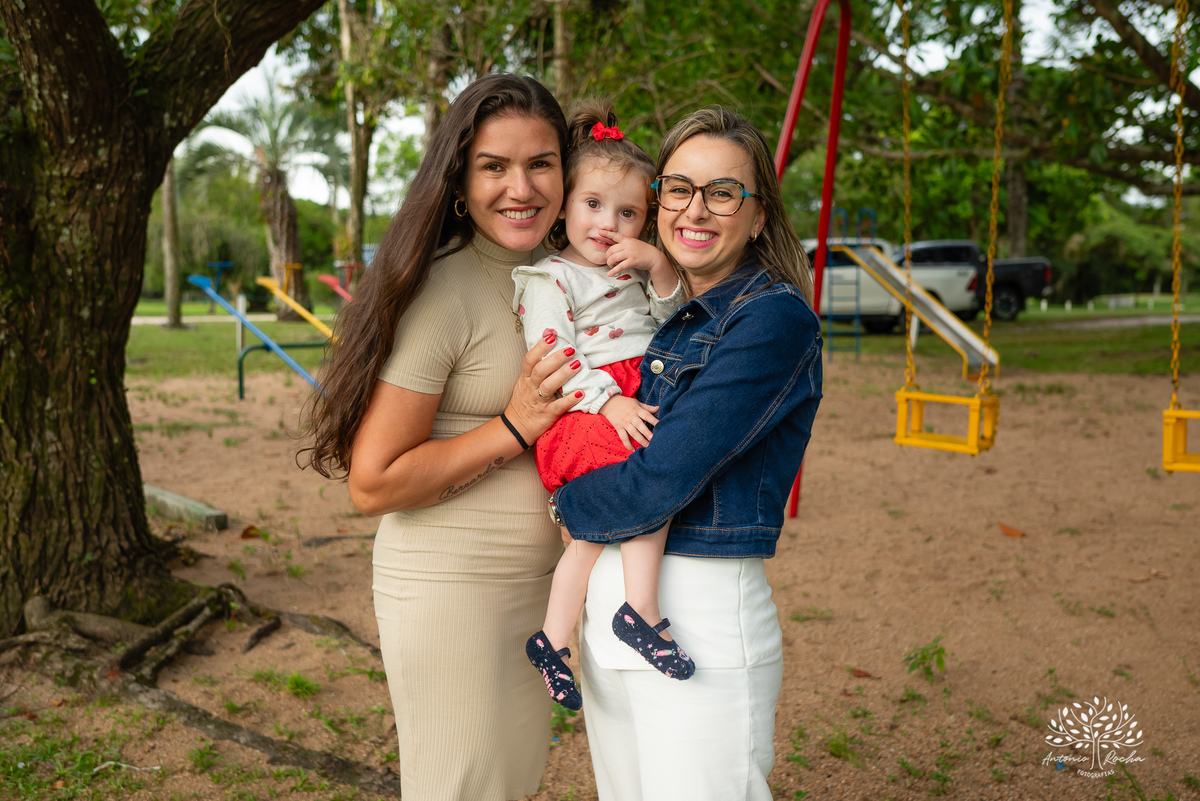 festa infantil - aniversário de 2 anos - Antonela - fotografia de aniversário - Bernardo - corte do bolo - parabéns - curiosidade infantil - celebração especial - Antonio Rocha Fotografias - Renata Dalbann - fotografia profissional - Pelotas - Caça  Pesca