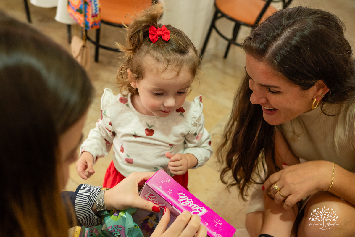 festa infantil - aniversário de 2 anos - Antonela - fotografia de aniversário - Bernardo - corte do bolo - parabéns - curiosidade infantil - celebração especial - Antonio Rocha Fotografias - Renata Dalbann - fotografia profissional - Pelotas - Caça  Pesca