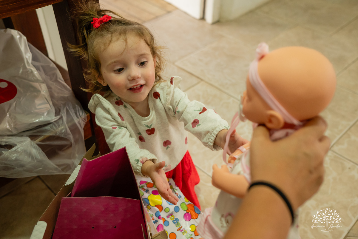 festa infantil - aniversário de 2 anos - Antonela - fotografia de aniversário - Bernardo - corte do bolo - parabéns - curiosidade infantil - celebração especial - Antonio Rocha Fotografias - Renata Dalbann - fotografia profissional - Pelotas - Caça  Pesca