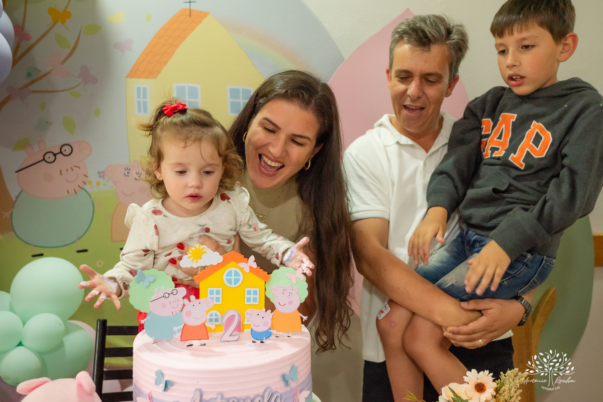 festa infantil - aniversário de 2 anos - Antonela - fotografia de aniversário - Bernardo - corte do bolo - parabéns - curiosidade infantil - celebração especial - Antonio Rocha Fotografias - Renata Dalbann - fotografia profissional - Pelotas - Caça  Pesca