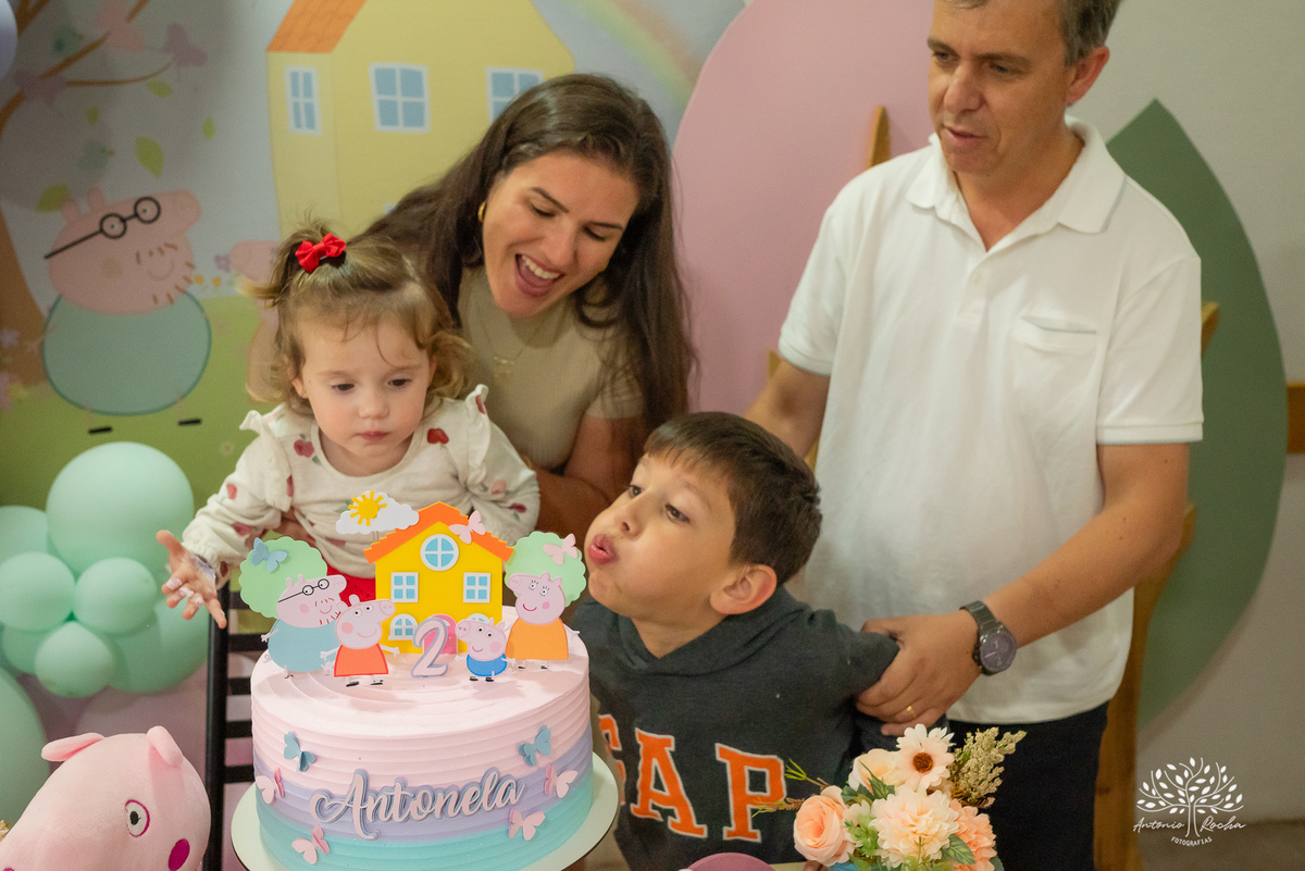 festa infantil - aniversário de 2 anos - Antonela - fotografia de aniversário - Bernardo - corte do bolo - parabéns - curiosidade infantil - celebração especial - Antonio Rocha Fotografias - Renata Dalbann - fotografia profissional - Pelotas - Caça  Pesca
