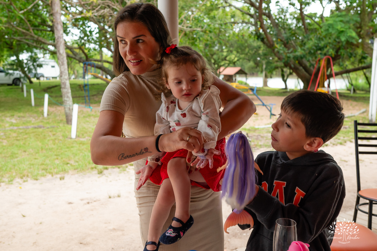festa infantil - aniversário de 2 anos - Antonela - fotografia de aniversário - Bernardo - corte do bolo - parabéns - curiosidade infantil - celebração especial - Antonio Rocha Fotografias - Renata Dalbann - fotografia profissional - Pelotas - Caça  Pesca