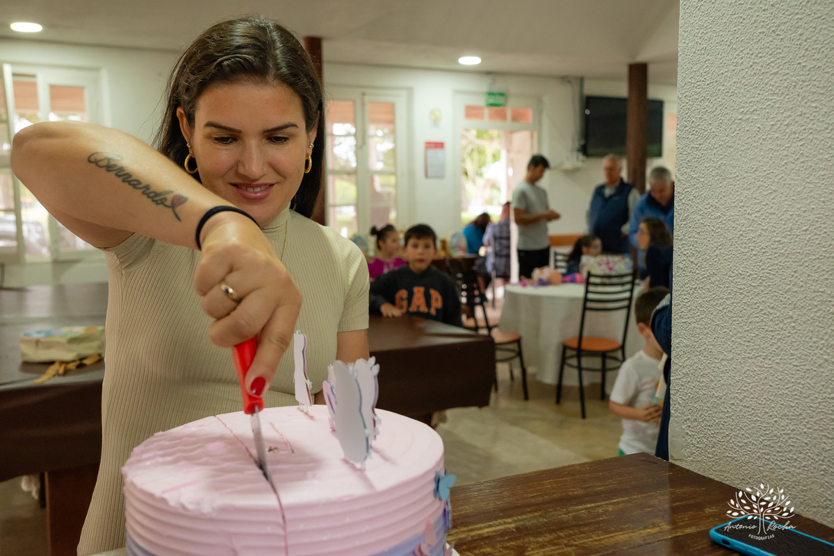 festa infantil - aniversário de 2 anos - Antonela - fotografia de aniversário - Bernardo - corte do bolo - parabéns - curiosidade infantil - celebração especial - Antonio Rocha Fotografias - Renata Dalbann - fotografia profissional - Pelotas - Caça  Pesca