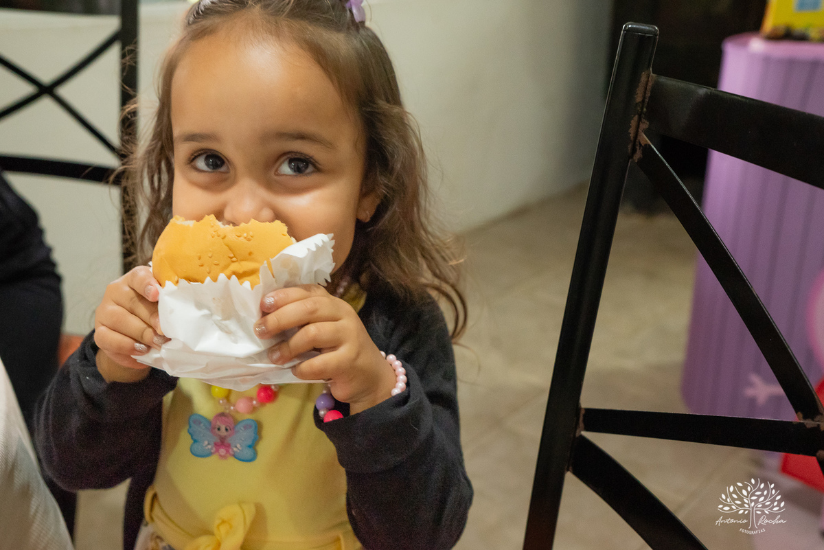festa infantil - aniversário de 2 anos - Antonela - fotografia de aniversário - Bernardo - corte do bolo - parabéns - curiosidade infantil - celebração especial - Antonio Rocha Fotografias - Renata Dalbann - fotografia profissional - Pelotas - Caça  Pesca