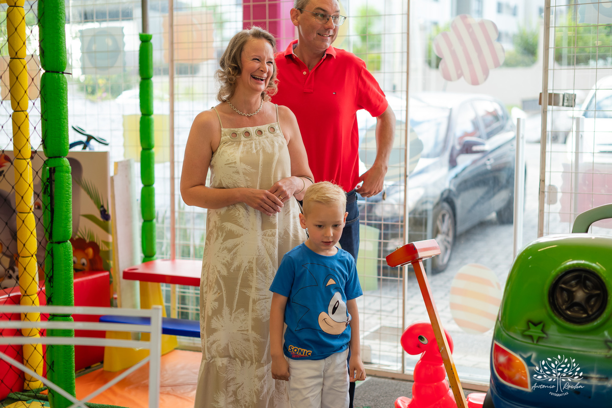 Fotografia de infância - Aniversário infantil - 5 anos do Miguel - Fotografia de festa - Registro fotográfico - Fotógrafo profissional – Sonic - Confiança e carinho - Fotografia espontânea - Celebração especial - Antonio Rocha Fotografias - Pelotas