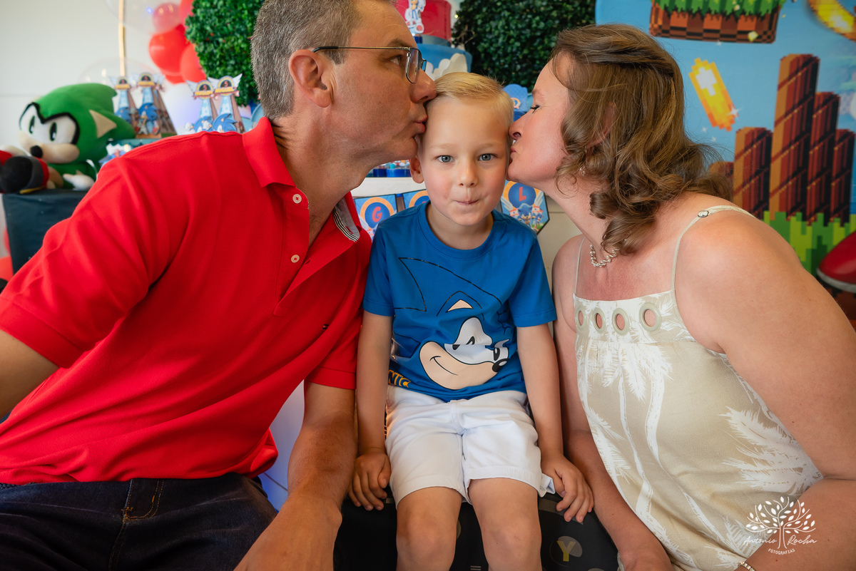 Fotografia de infância - Aniversário infantil - 5 anos do Miguel - Fotografia de festa - Registro fotográfico - Fotógrafo profissional – Sonic - Confiança e carinho - Fotografia espontânea - Celebração especial - Antonio Rocha Fotografias - Pelotas