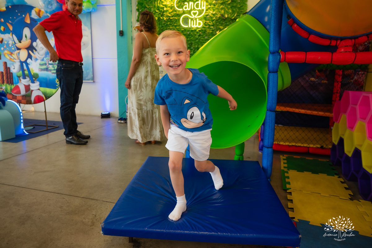 Fotografia de infância - Aniversário infantil - 5 anos do Miguel - Fotografia de festa - Registro fotográfico - Fotógrafo profissional – Sonic - Confiança e carinho - Fotografia espontânea - Celebração especial - Antonio Rocha Fotografias - Pelotas