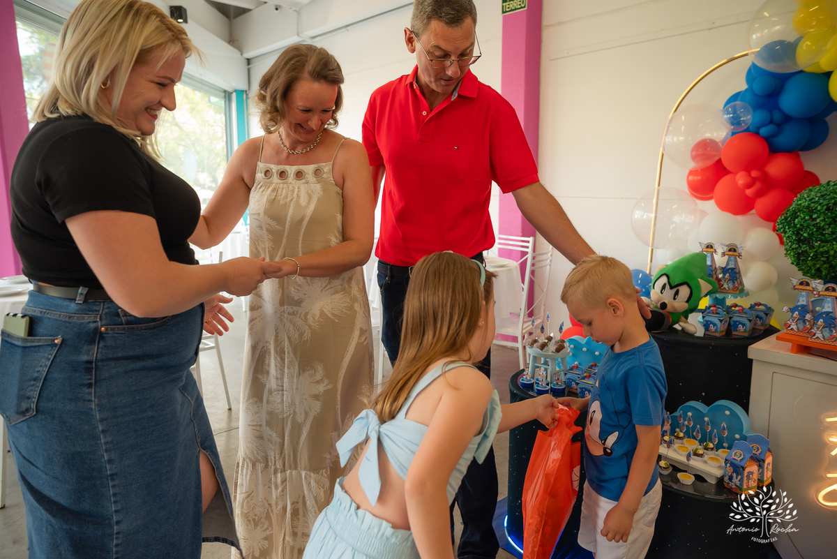 Fotografia de infância - Aniversário infantil - 5 anos do Miguel - Fotografia de festa - Registro fotográfico - Fotógrafo profissional – Sonic - Confiança e carinho - Fotografia espontânea - Celebração especial - Antonio Rocha Fotografias - Pelotas