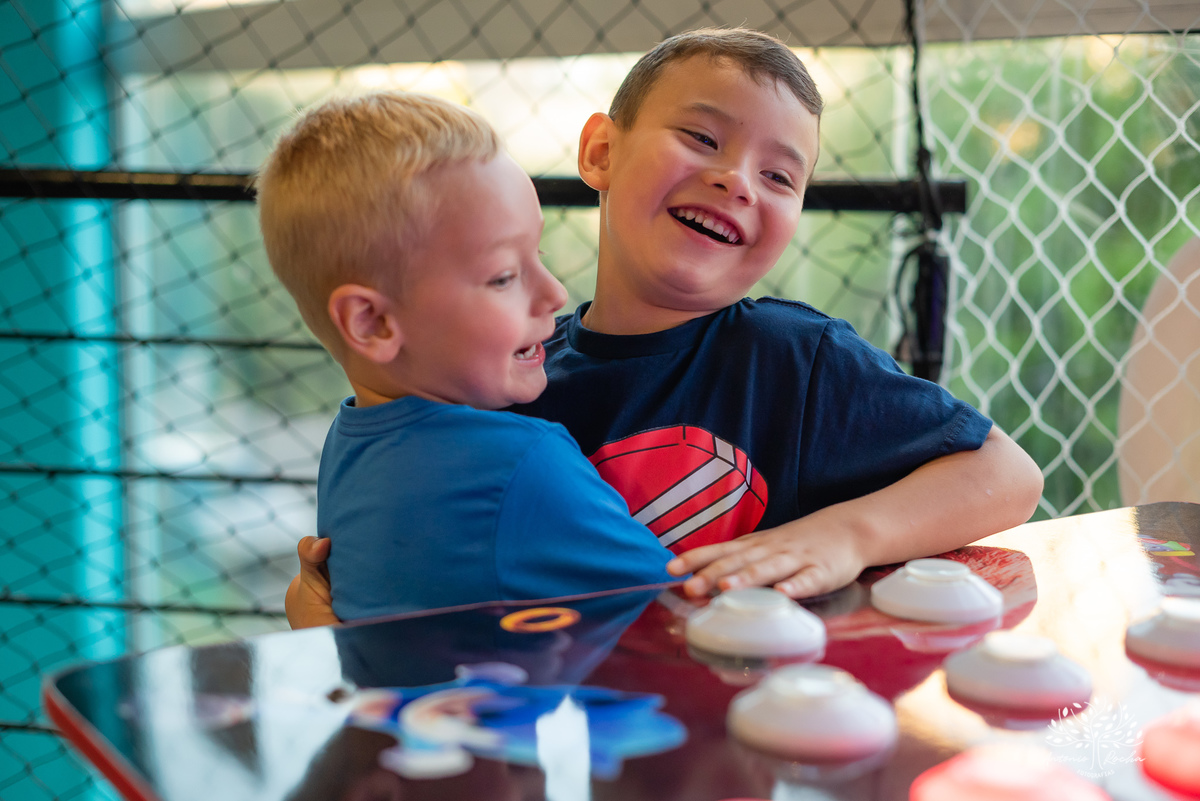 Fotografia de infância - Aniversário infantil - 5 anos do Miguel - Fotografia de festa - Registro fotográfico - Fotógrafo profissional – Sonic - Confiança e carinho - Fotografia espontânea - Celebração especial - Antonio Rocha Fotografias - Pelotas