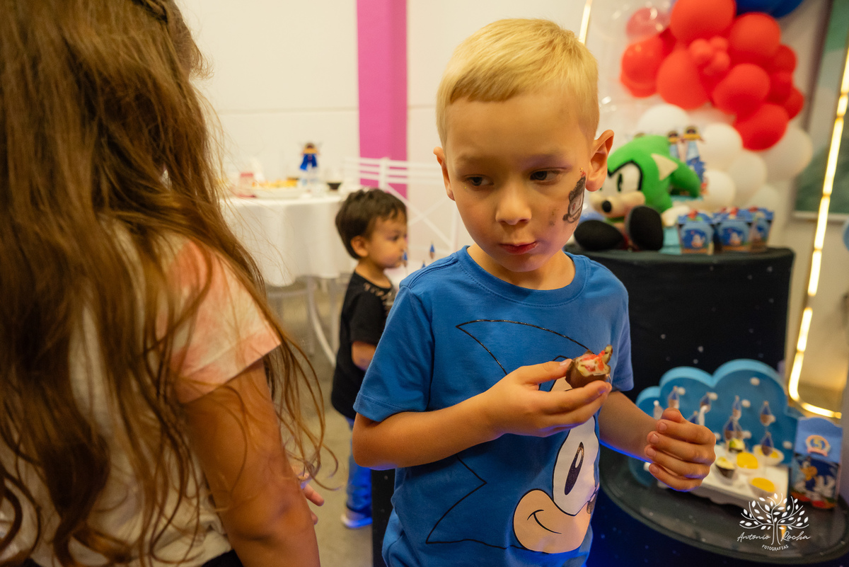 Fotografia de infância - Aniversário infantil - 5 anos do Miguel - Fotografia de festa - Registro fotográfico - Fotógrafo profissional – Sonic - Confiança e carinho - Fotografia espontânea - Celebração especial - Antonio Rocha Fotografias - Pelotas