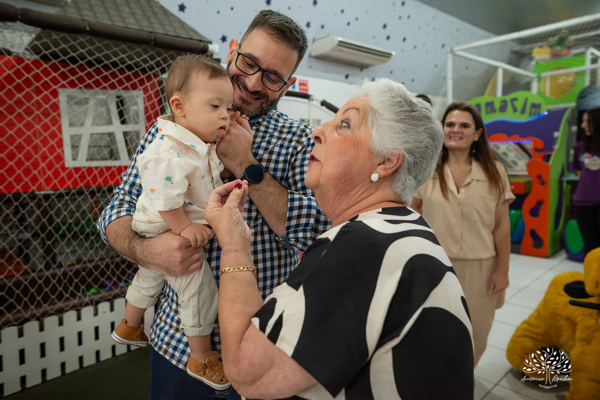 primeiro aninho - fotografia infantil - festa de aniversário - memórias especiais - registro fotográfico - fotógrafo profissional - celebração em família - fotos emocionantes - aniversário do Henrique - Antonio Rocha Fotografias - Pelotas - Circo