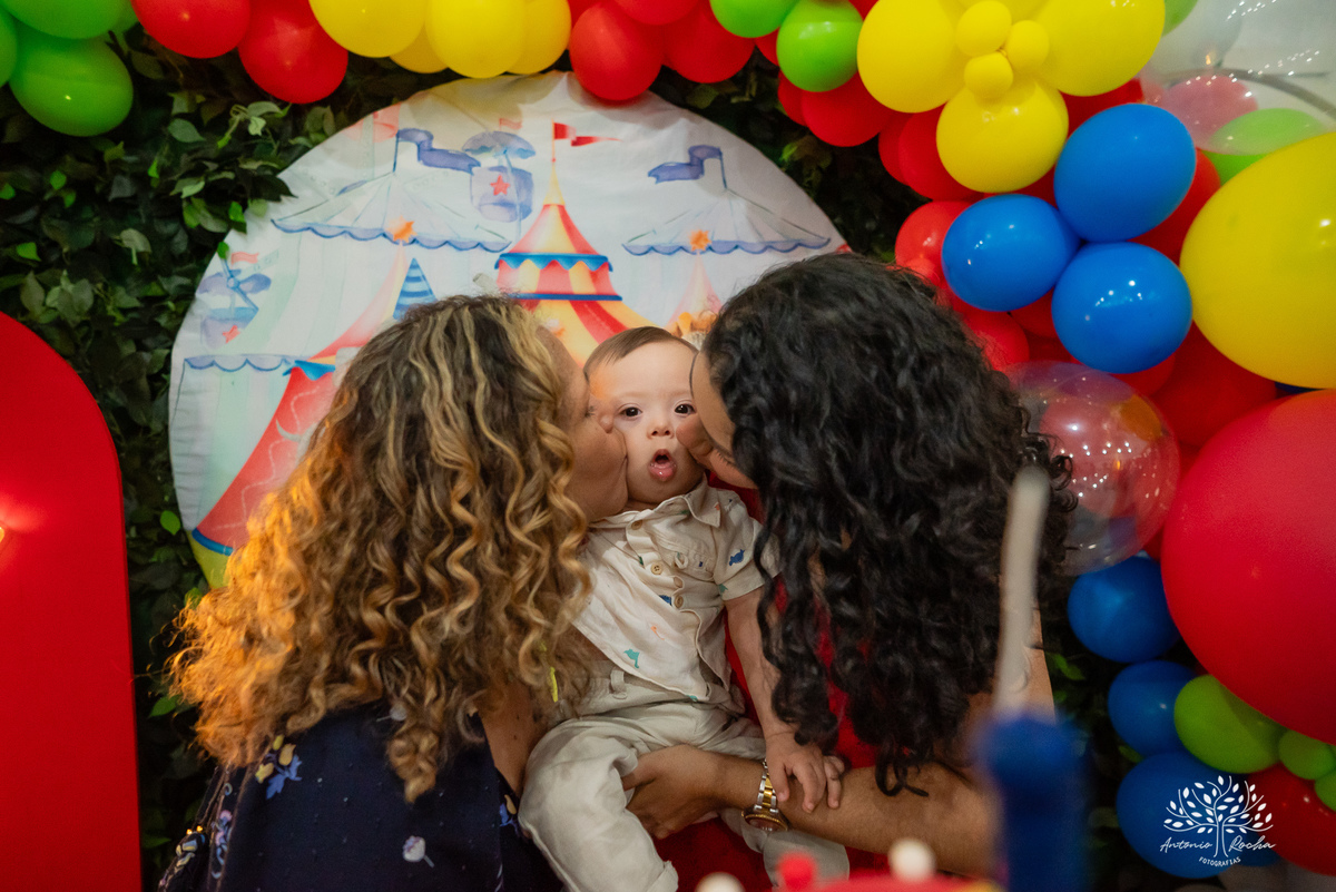 primeiro aninho - fotografia infantil - festa de aniversário - memórias especiais - registro fotográfico - fotógrafo profissional - celebração em família - fotos emocionantes - aniversário do Henrique - Antonio Rocha Fotografias - Pelotas - Circo