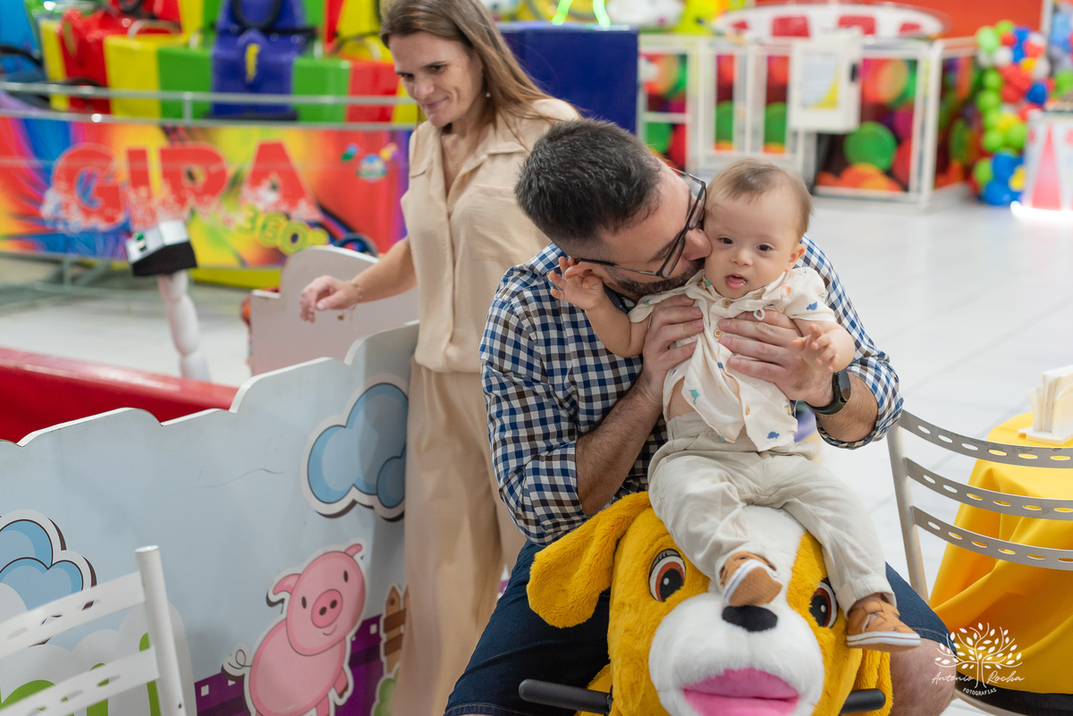 primeiro aninho - fotografia infantil - festa de aniversário - memórias especiais - registro fotográfico - fotógrafo profissional - celebração em família - fotos emocionantes - aniversário do Henrique - Antonio Rocha Fotografias - Pelotas - Circo