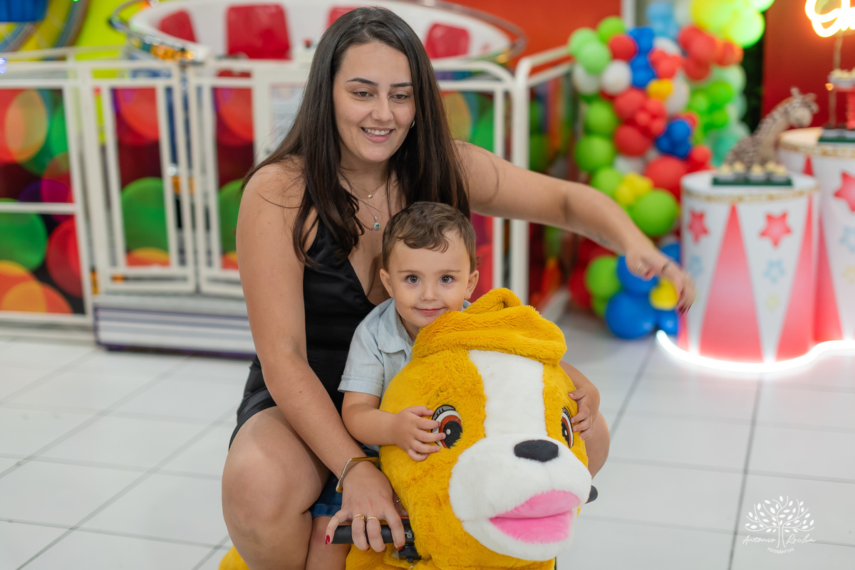 primeiro aninho - fotografia infantil - festa de aniversário - memórias especiais - registro fotográfico - fotógrafo profissional - celebração em família - fotos emocionantes - aniversário do Henrique - Antonio Rocha Fotografias - Pelotas - Circo