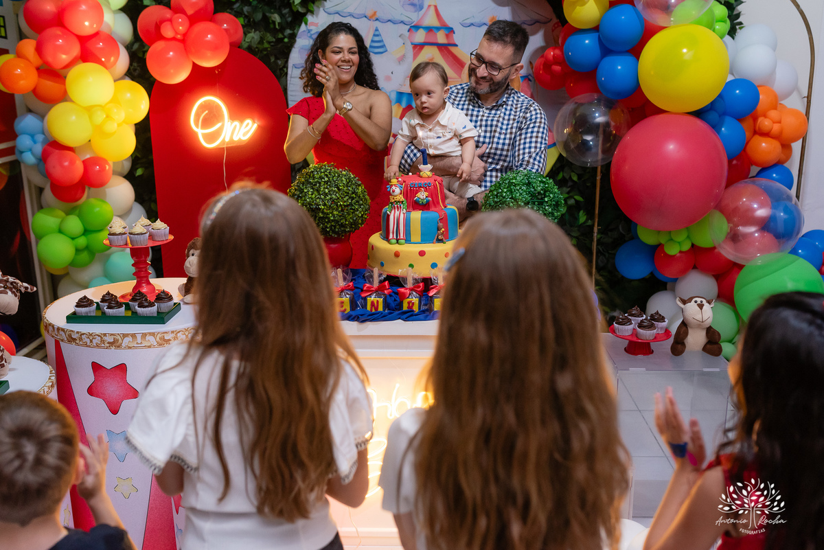 primeiro aninho - fotografia infantil - festa de aniversário - memórias especiais - registro fotográfico - fotógrafo profissional - celebração em família - fotos emocionantes - aniversário do Henrique - Antonio Rocha Fotografias - Pelotas - Circo
