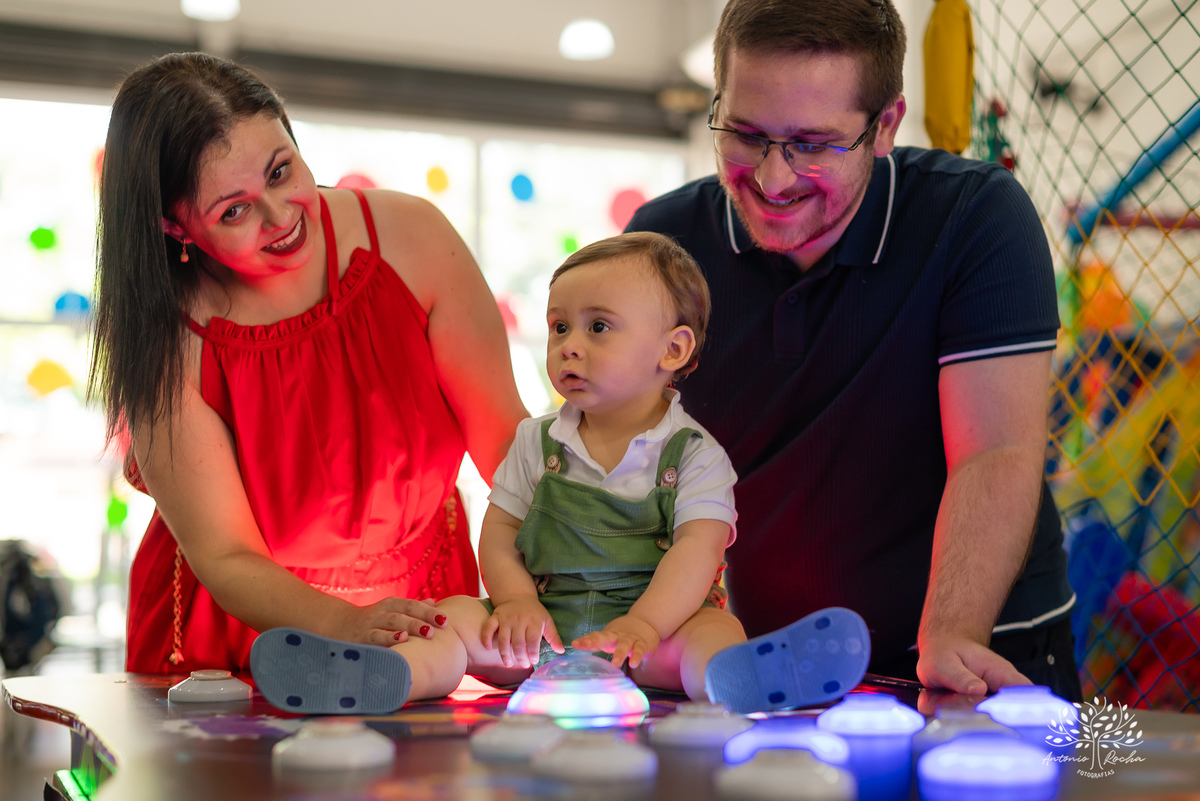 primeiro aniversário - festa infantil - celebração - decoração temática - bolo de aniversário - curiosidade infantil - brincadeiras - criança feliz - emoção - fotos de aniversário - energia infantil - Pelotas – Candy Club – Antonio Rocha Fotografias