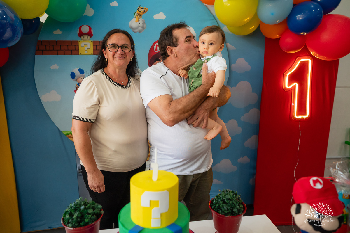 primeiro aniversário - festa infantil - celebração - decoração temática - bolo de aniversário - curiosidade infantil - brincadeiras - criança feliz - emoção - fotos de aniversário - energia infantil - Pelotas – Candy Club – Antonio Rocha Fotografias