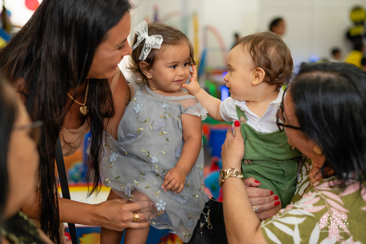primeiro aniversário - festa infantil - celebração - decoração temática - bolo de aniversário - curiosidade infantil - brincadeiras - criança feliz - emoção - fotos de aniversário - energia infantil - Pelotas – Candy Club – Antonio Rocha Fotografias
