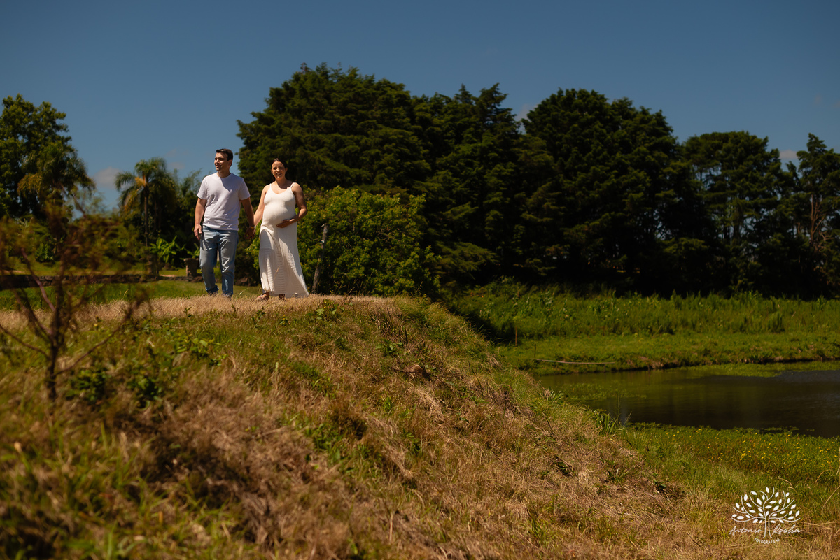 ensaio de gestante - Maiara e Filipe - espera do Théo - vinícola Nardello - manhã ensolarada - fotos de gestante - fotografia de família - registro de momentos - pais de primeira viagem - ensaio gestante ao ar livre - Antonio Rocha Fotografias - Pelotas