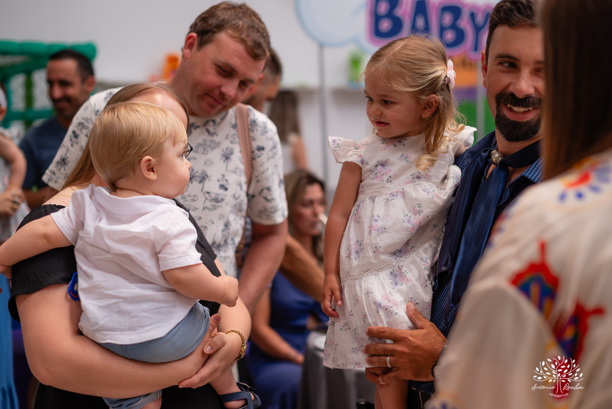 Primeiro aninho - festa infantil - fotografia de aniversário - registros especiais - crianças brincando - fotografia espontânea - fotografia profissional - evento infantil - emoção - fotografia documental - fotógrafo de família – Antonio Rocha Fotografias