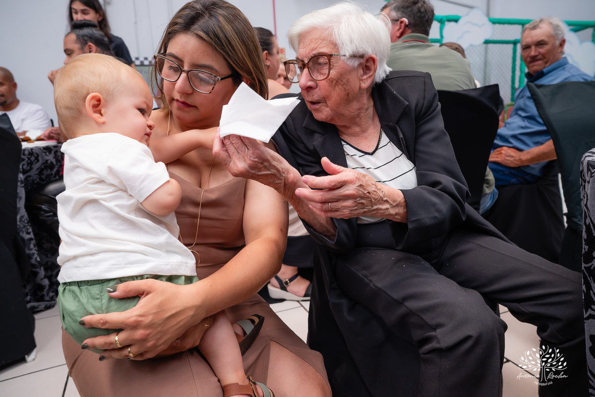 Primeiro aninho - festa infantil - fotografia de aniversário - registros especiais - crianças brincando - fotografia espontânea - fotografia profissional - evento infantil - emoção - fotografia documental - fotógrafo de família – Antonio Rocha Fotografias