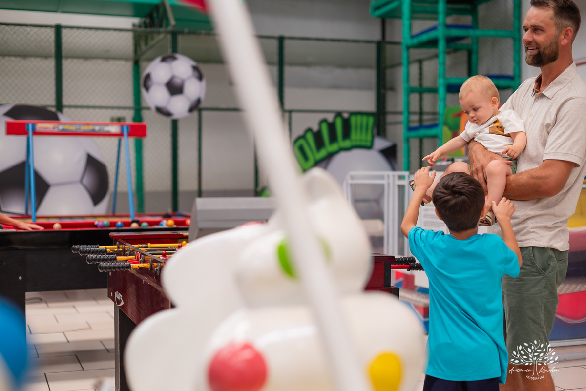 Primeiro aninho - festa infantil - fotografia de aniversário - registros especiais - crianças brincando - fotografia espontânea - fotografia profissional - evento infantil - emoção - fotografia documental - fotógrafo de família – Antonio Rocha Fotografias