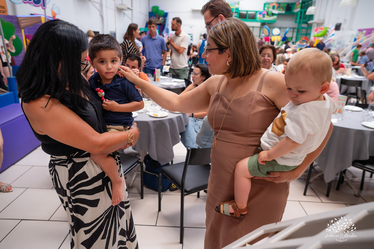 Primeiro aninho - festa infantil - fotografia de aniversário - registros especiais - crianças brincando - fotografia espontânea - fotografia profissional - evento infantil - emoção - fotografia documental - fotógrafo de família – Antonio Rocha Fotografias