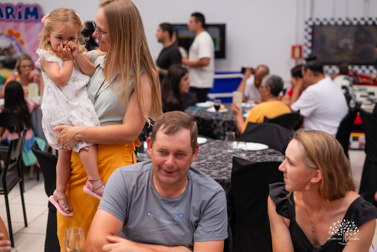 Primeiro aninho - festa infantil - fotografia de aniversário - registros especiais - crianças brincando - fotografia espontânea - fotografia profissional - evento infantil - emoção - fotografia documental - fotógrafo de família – Antonio Rocha Fotografias