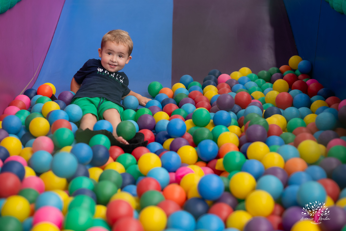 Primeiro aninho - festa infantil - fotografia de aniversário - registros especiais - crianças brincando - fotografia espontânea - fotografia profissional - evento infantil - emoção - fotografia documental - fotógrafo de família – Antonio Rocha Fotografias