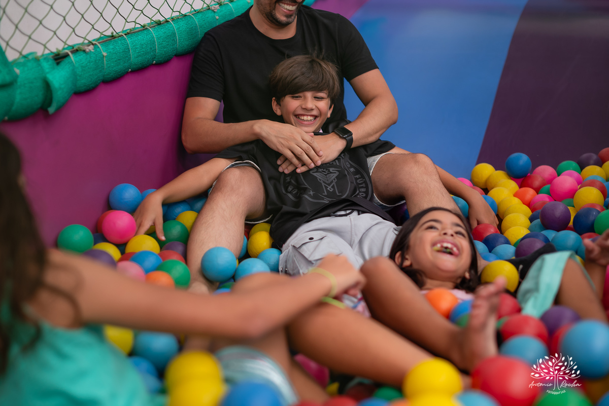 Primeiro aninho - festa infantil - fotografia de aniversário - registros especiais - crianças brincando - fotografia espontânea - fotografia profissional - evento infantil - emoção - fotografia documental - fotógrafo de família – Antonio Rocha Fotografias