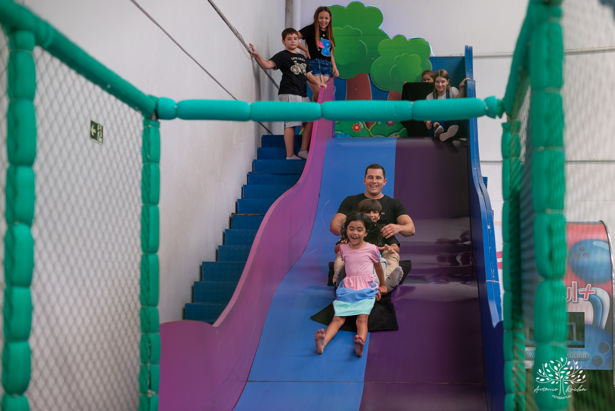 Primeiro aninho - festa infantil - fotografia de aniversário - registros especiais - crianças brincando - fotografia espontânea - fotografia profissional - evento infantil - emoção - fotografia documental - fotógrafo de família – Antonio Rocha Fotografias