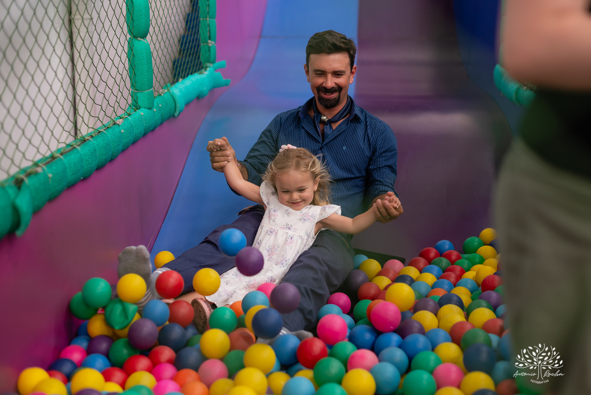 Primeiro aninho - festa infantil - fotografia de aniversário - registros especiais - crianças brincando - fotografia espontânea - fotografia profissional - evento infantil - emoção - fotografia documental - fotógrafo de família – Antonio Rocha Fotografias