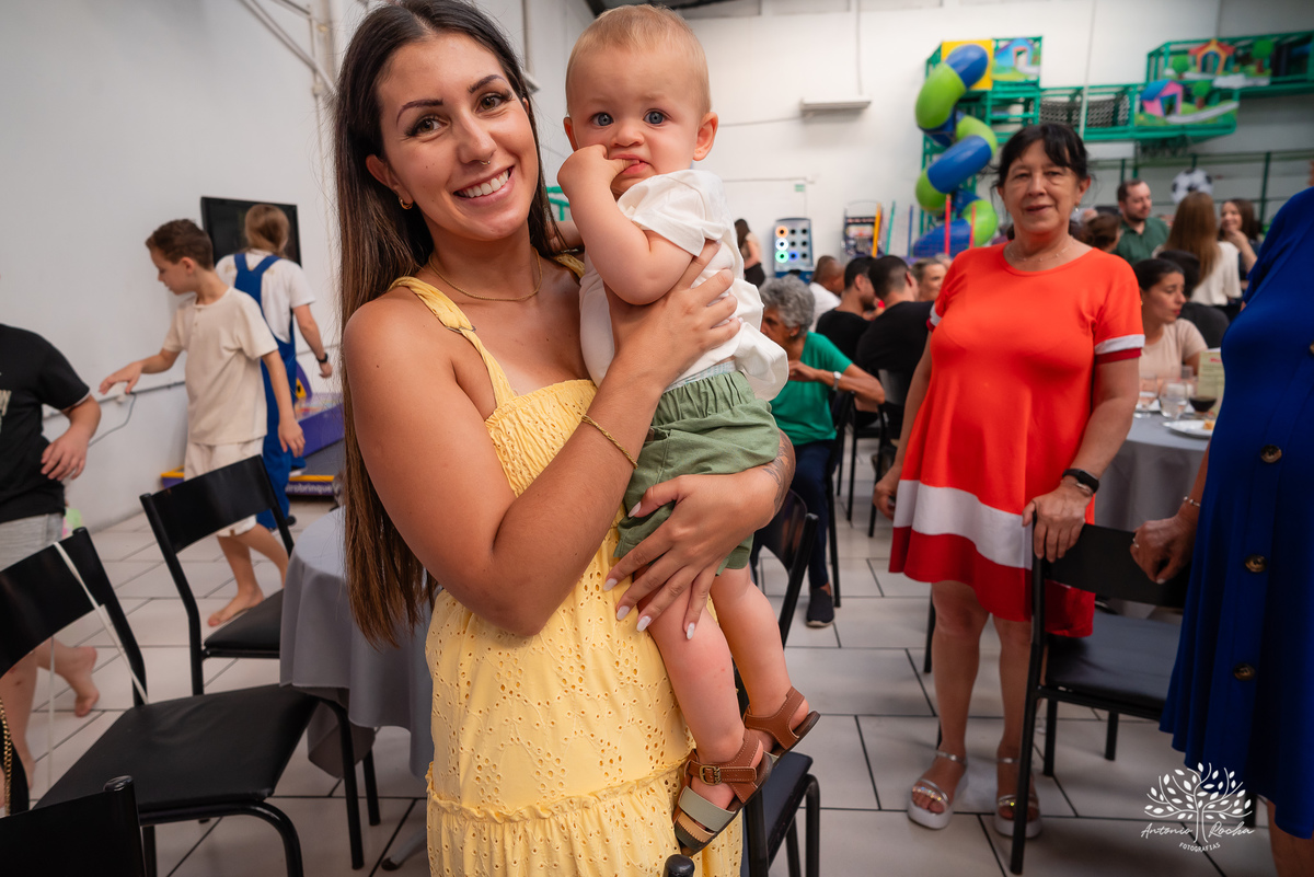 Primeiro aninho - festa infantil - fotografia de aniversário - registros especiais - crianças brincando - fotografia espontânea - fotografia profissional - evento infantil - emoção - fotografia documental - fotógrafo de família – Antonio Rocha Fotografias