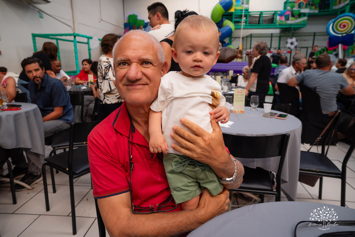 Primeiro aninho - festa infantil - fotografia de aniversário - registros especiais - crianças brincando - fotografia espontânea - fotografia profissional - evento infantil - emoção - fotografia documental - fotógrafo de família – Antonio Rocha Fotografias