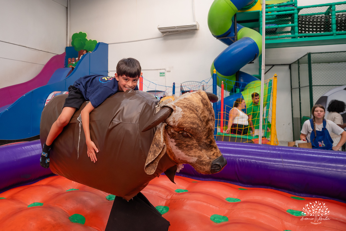 Primeiro aninho - festa infantil - fotografia de aniversário - registros especiais - crianças brincando - fotografia espontânea - fotografia profissional - evento infantil - emoção - fotografia documental - fotógrafo de família – Antonio Rocha Fotografias