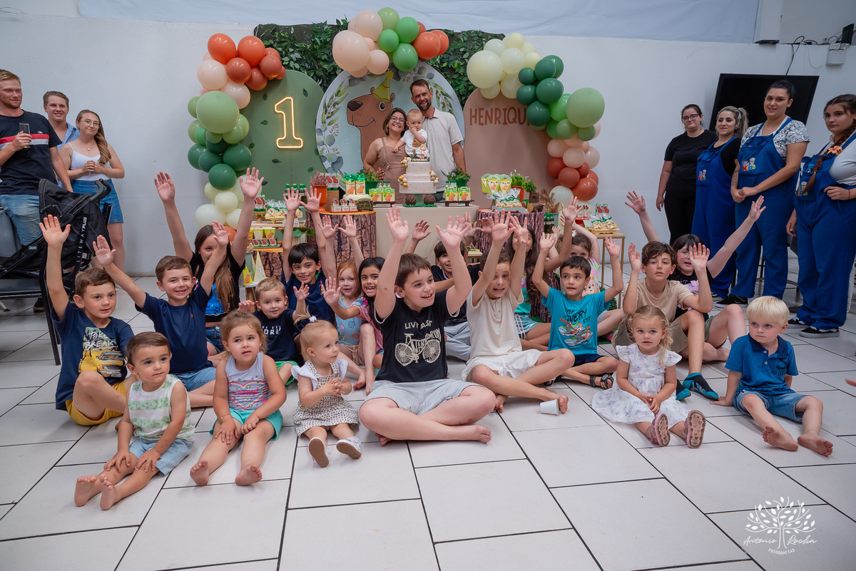 Primeiro aninho - festa infantil - fotografia de aniversário - registros especiais - crianças brincando - fotografia espontânea - fotografia profissional - evento infantil - emoção - fotografia documental - fotógrafo de família – Antonio Rocha Fotografias