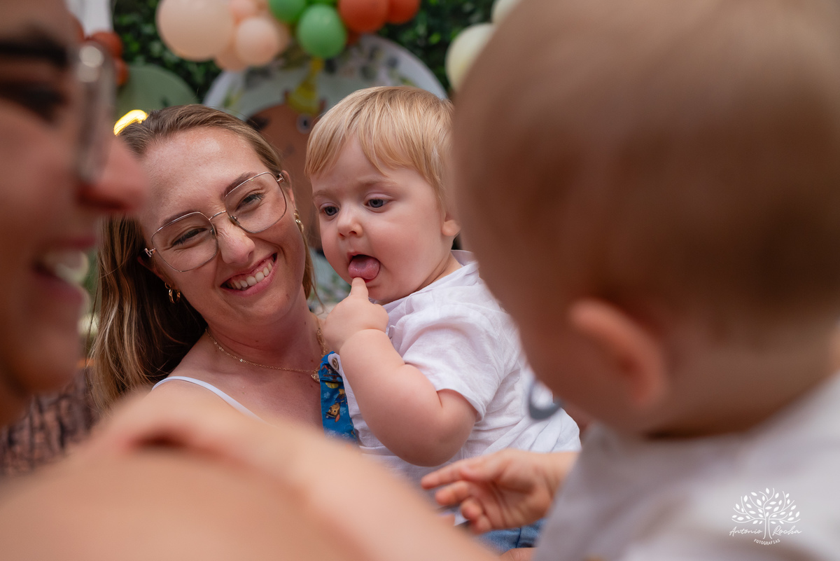 Primeiro aninho - festa infantil - fotografia de aniversário - registros especiais - crianças brincando - fotografia espontânea - fotografia profissional - evento infantil - emoção - fotografia documental - fotógrafo de família – Antonio Rocha Fotografias