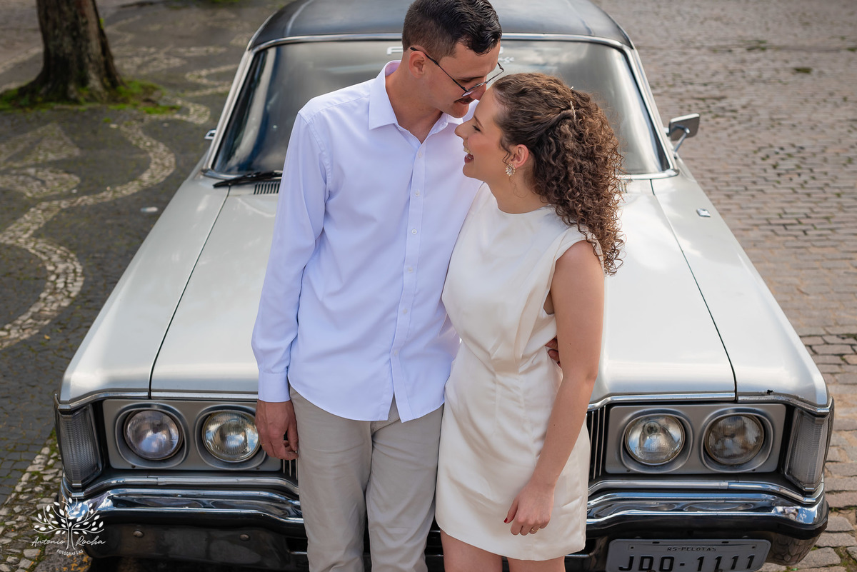 ensaio - casal - Pelotas - Centro Histórico - carros antigos - Landaú - Chevette - amor - cumplicidade - parceria - dedicação - fotografia de casal - conexão - união - grande dia - história de amor - Antonio Rocha Fotografias - Pelotas - casamento - o sim