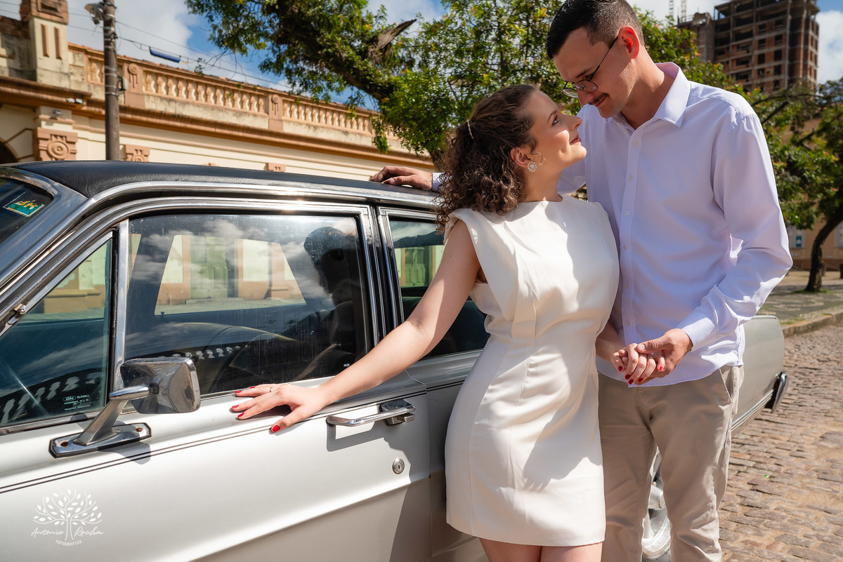 ensaio - casal - Pelotas - Centro Histórico - carros antigos - Landaú - Chevette - amor - cumplicidade - parceria - dedicação - fotografia de casal - conexão - união - grande dia - história de amor - Antonio Rocha Fotografias - Pelotas - casamento - o sim