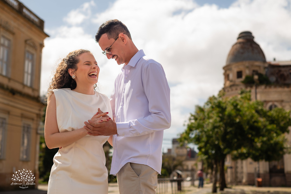 ensaio - casal - Pelotas - Centro Histórico - carros antigos - Landaú - Chevette - amor - cumplicidade - parceria - dedicação - fotografia de casal - conexão - união - grande dia - história de amor - Antonio Rocha Fotografias - Pelotas - casamento - o sim