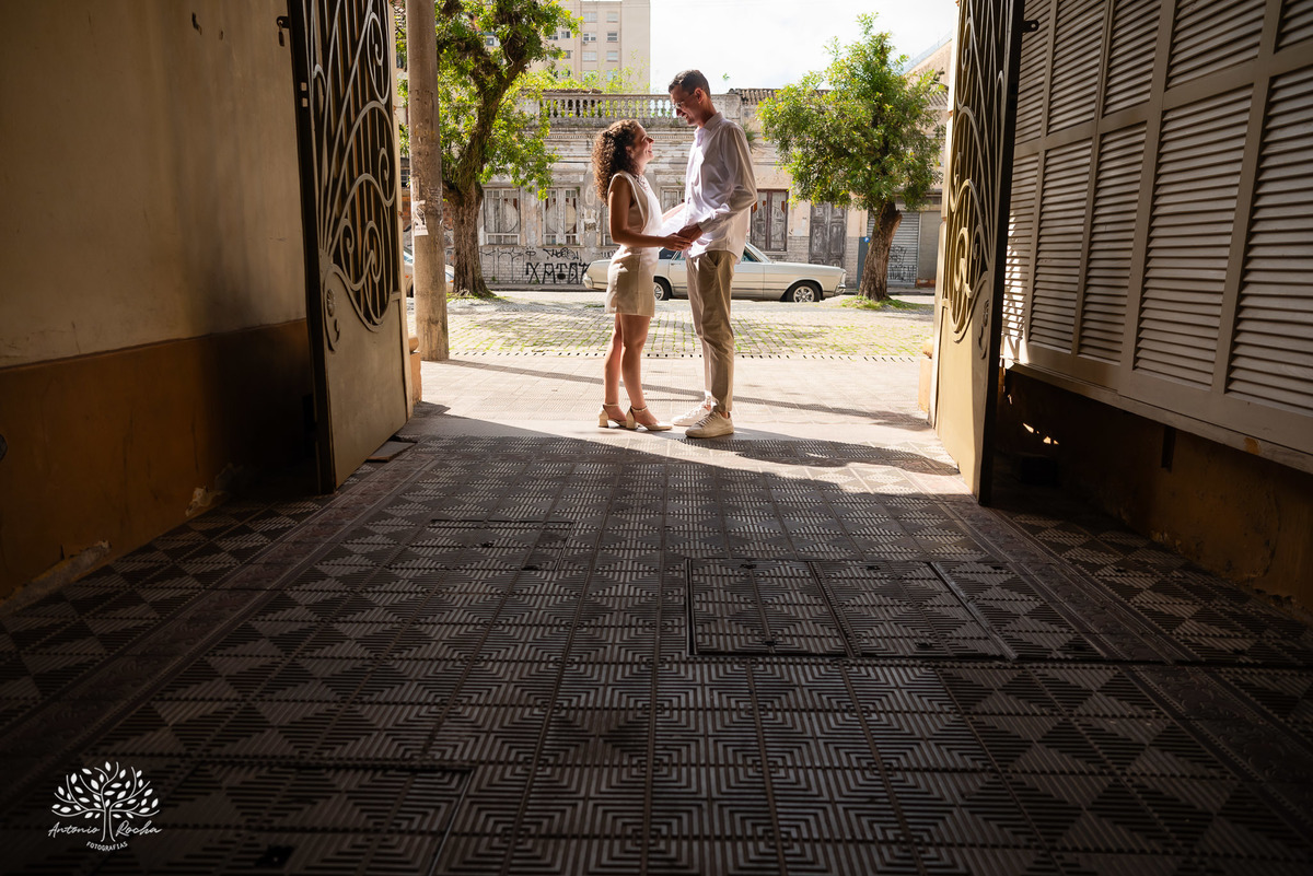 ensaio - casal - Pelotas - Centro Histórico - carros antigos - Landaú - Chevette - amor - cumplicidade - parceria - dedicação - fotografia de casal - conexão - união - grande dia - história de amor - Antonio Rocha Fotografias - Pelotas - casamento - o sim